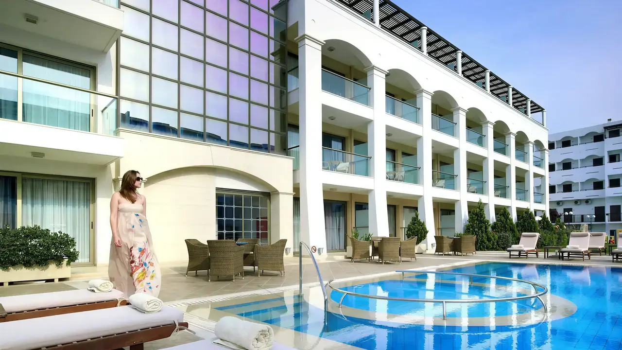 Basen i leżaki w Albatros Spa Resort