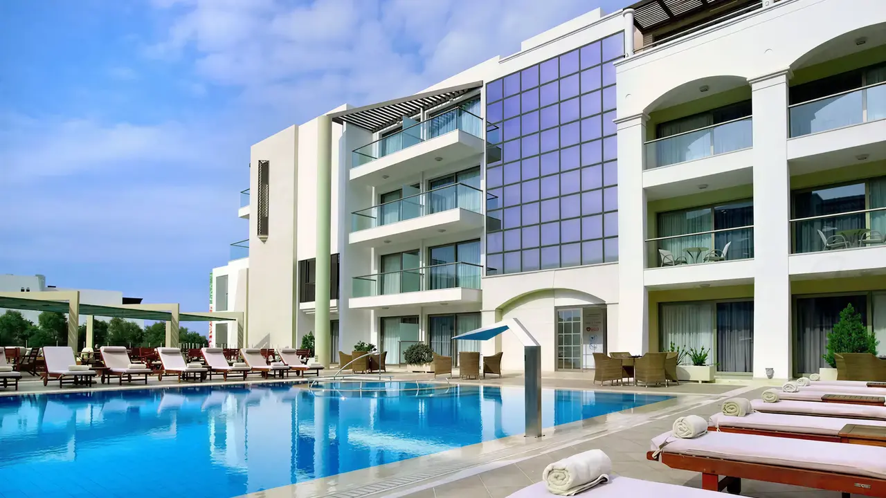 Basen z leżakami w hotelu Albatros Spa Resort