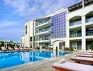 Basen z leżakami w hotelu Albatros Spa Resort 