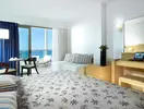 Wnętrze pokoju z widokiem w Albatros Spa Resort