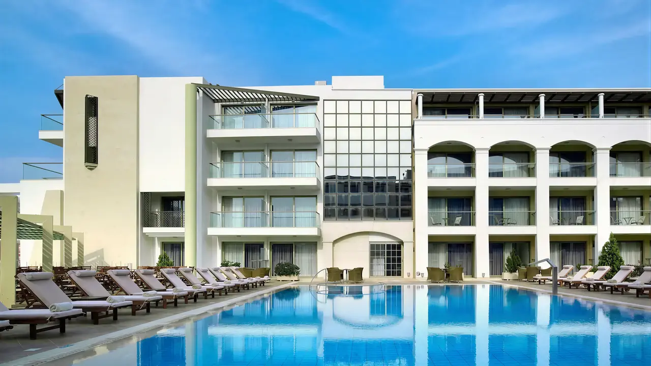 Basen z leżakami przy hotelu Albatros Spa Resort