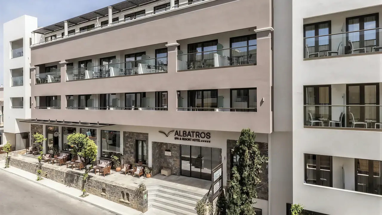 Elewacja i wejście do budynku Albatros Spa Resort