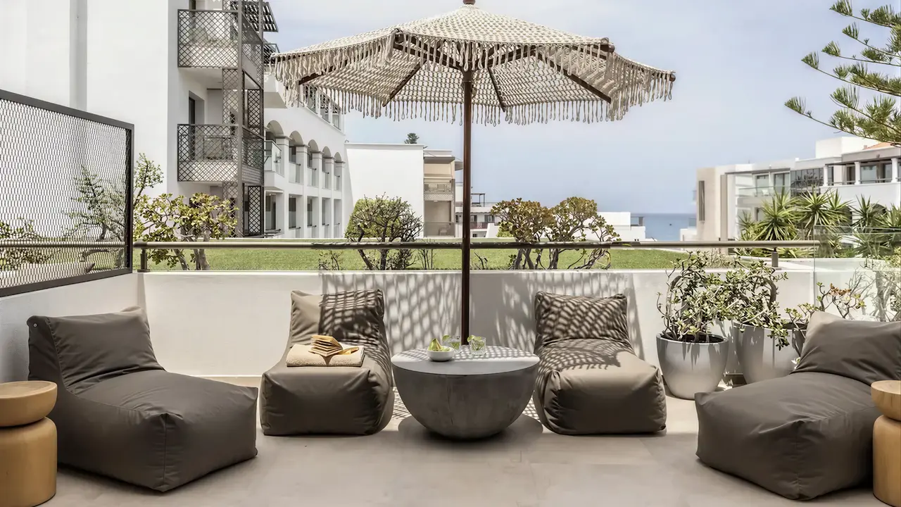 Taras wypoczynkowy z wygodnymi pufami w Albatros Spa Resort