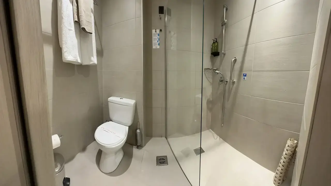 Nowoczesna łazienka w Albatros Spa Resort z prysznicem