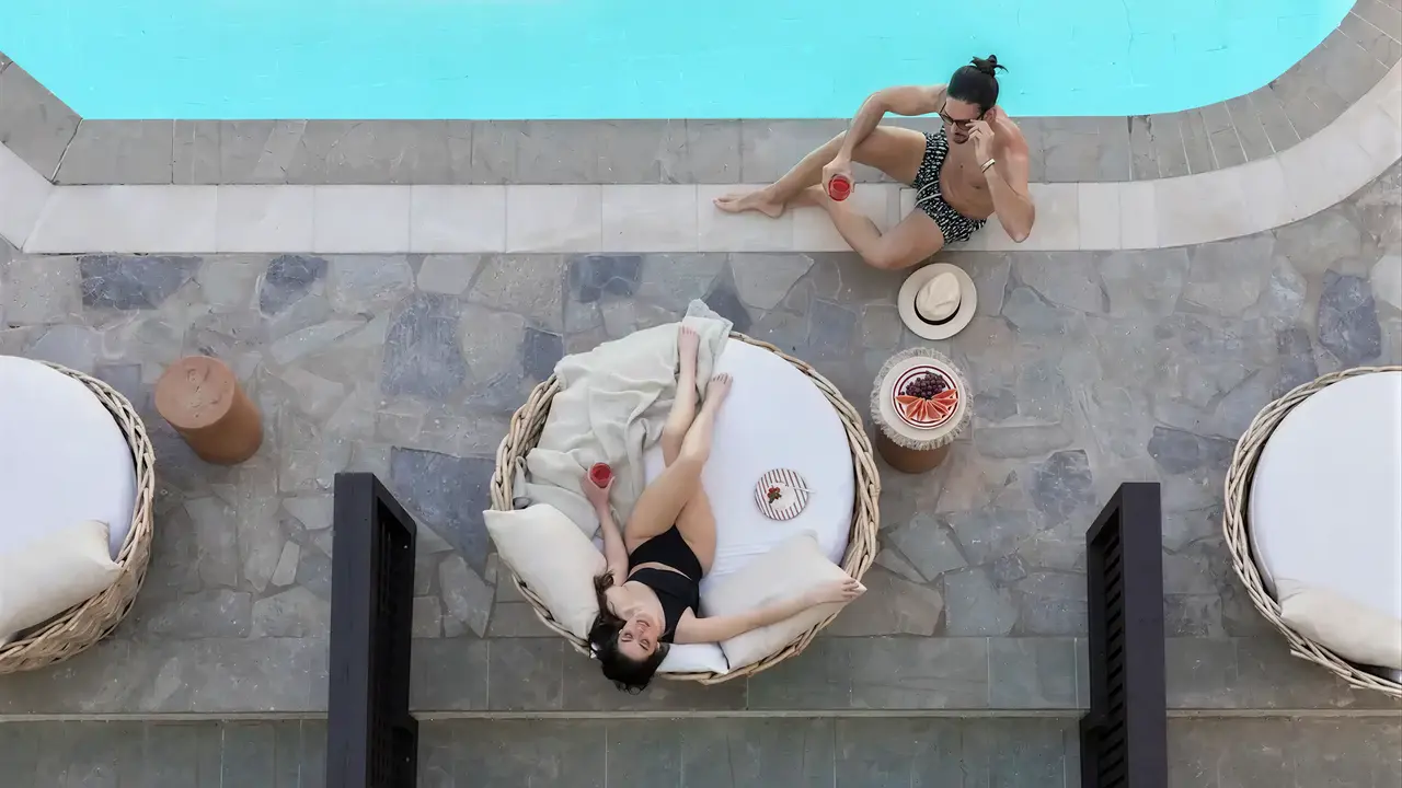 Osoby odpoczywające przy basenie w Albatros Spa Resort