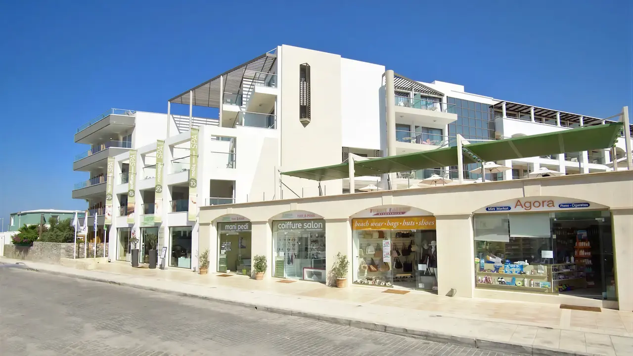 Nowoczesna fasada budynku Albatros Spa Resort z witrynami sklepowymi