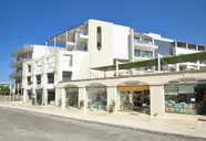Nowoczesna fasada budynku Albatros Spa Resort z witrynami sklepowymi
