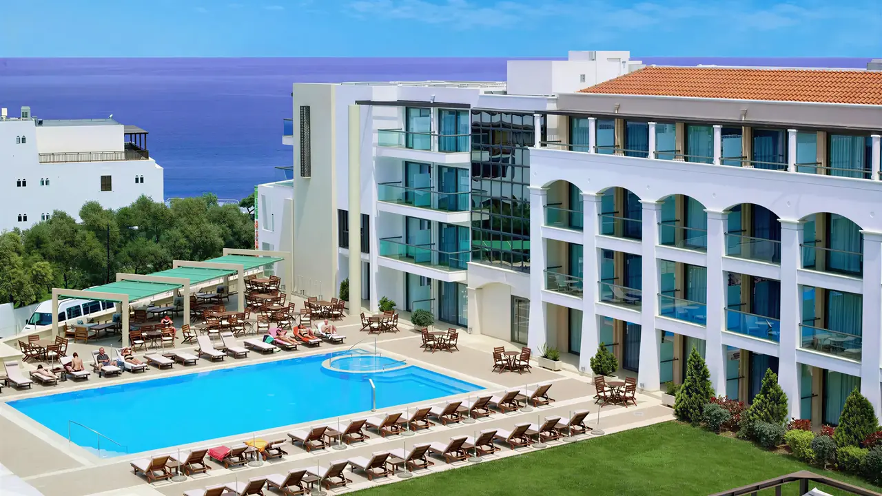 Widok na budynek i basen w Albatros Spa Resort