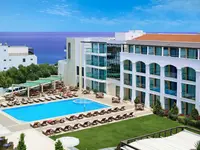 Widok na budynek i basen w Albatros Spa Resort