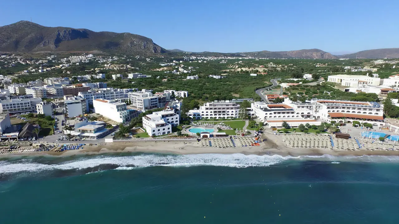 Widok na kompleks Albatros Spa Resort nad brzegiem morza