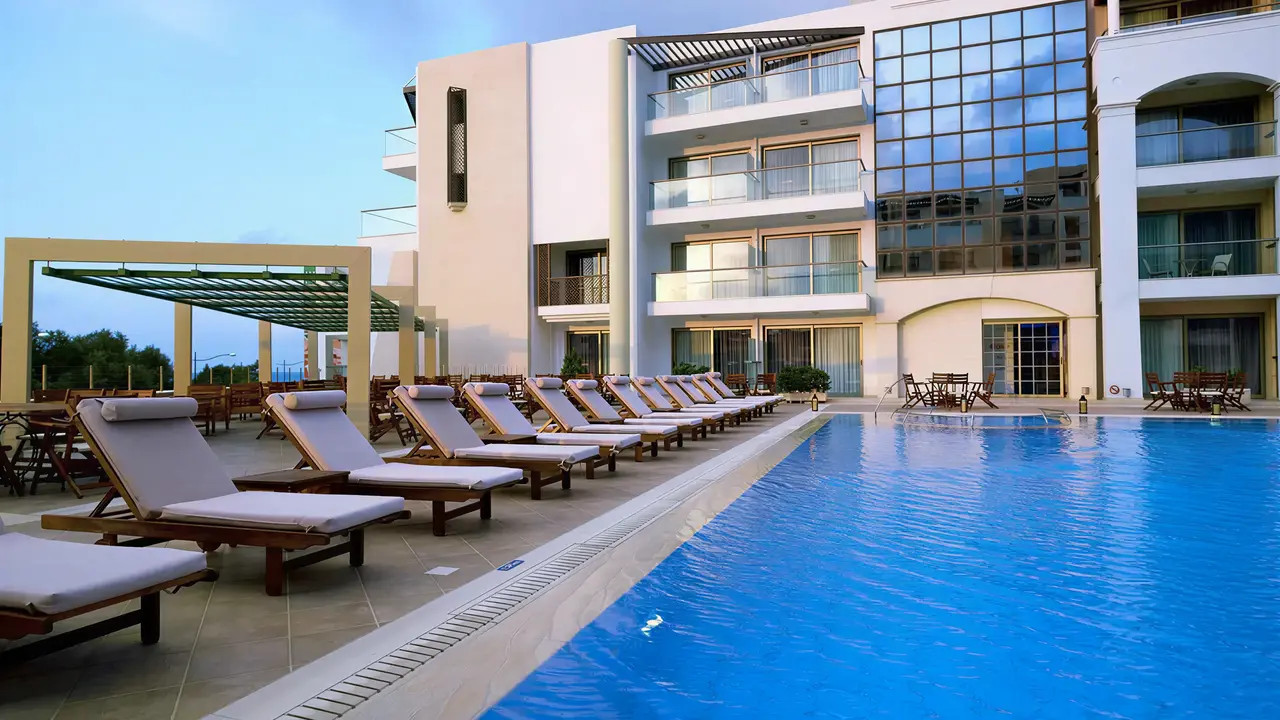 Basen z leżakami w hotelu Albatros Spa Resort