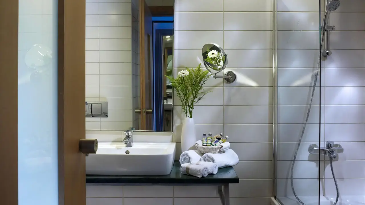 Łazienka w hotelu Albatros Spa Resort z białą umywalką