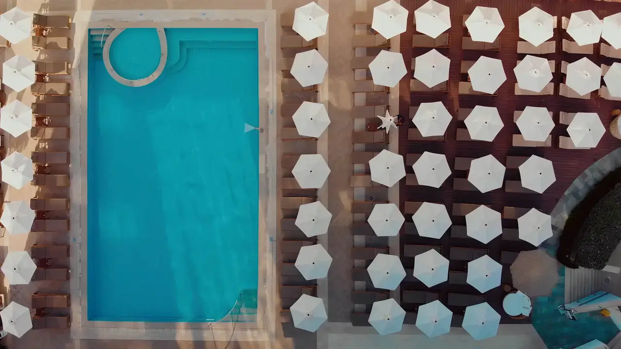 Basen z leżakami i parasolami w Albatros Spa Resort