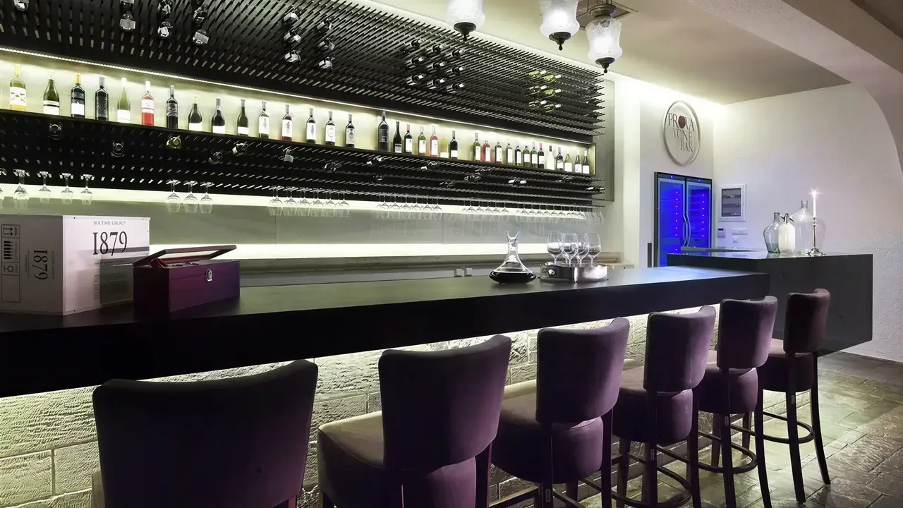 Elegancki bar z winami w Albatros Spa Resort