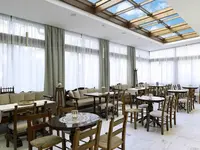 Jasna restauracja w Albatros Spa Resort z drewnianymi meblami