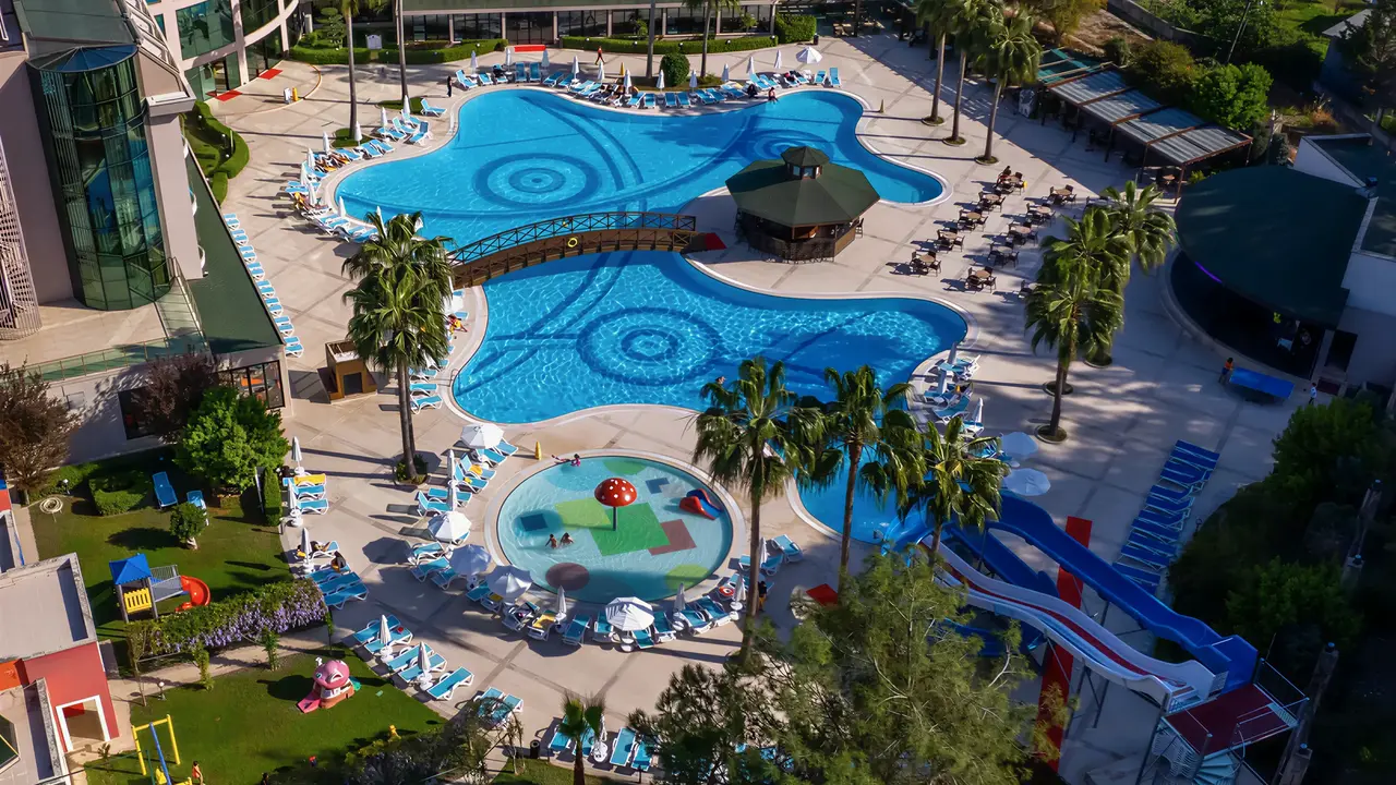 Widok na kompleks basenów w Alder Resort