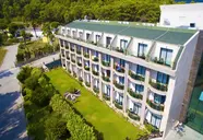 Widok na budynek i teren Alder Resort