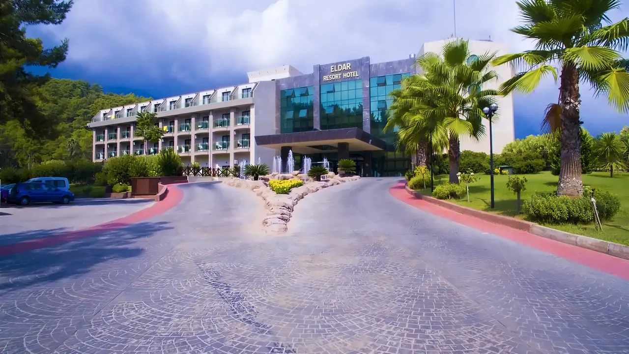 Elewacja budynku Alder Resort z podjazdem dla gości