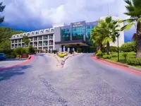 Elewacja budynku Alder Resort z podjazdem dla gości