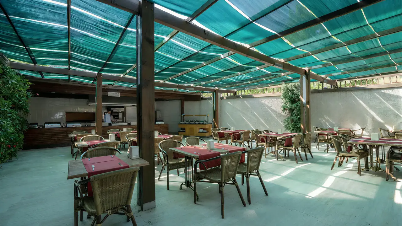 Restauracja na świeżym powietrzu w Alder Resort