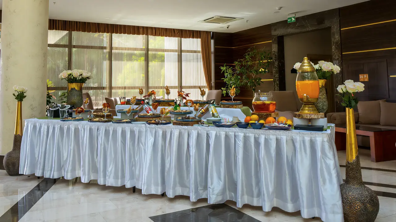 Bufet z jedzeniem w Alder Resort