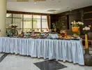 Bufet z jedzeniem w Alder Resort