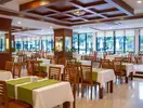 Restauracja z zastawionymi stołami w Alder Resort