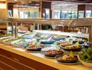 Bufet z jedzeniem w Alder Resort