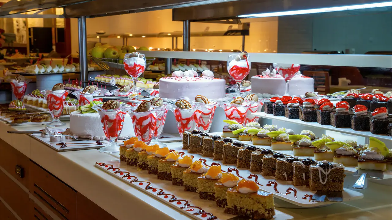 Bufet z deserami w Alder Resort
