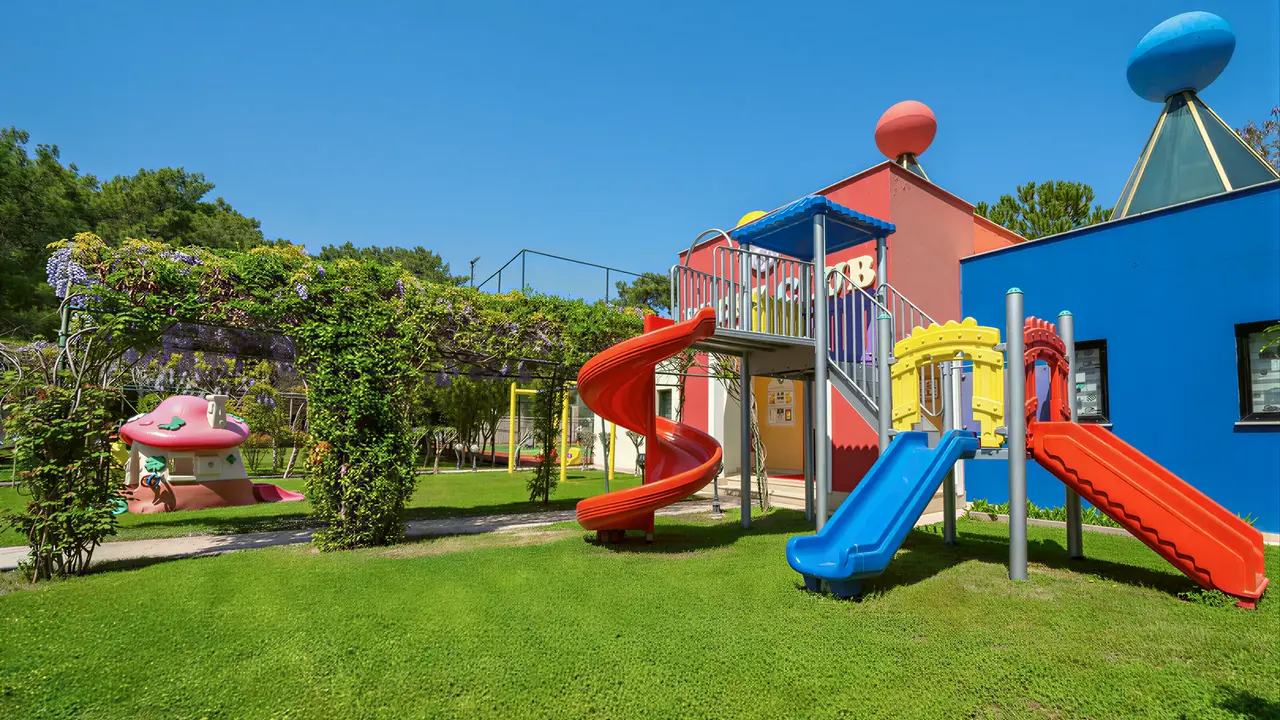 Kolorowy plac zabaw dla dzieci w Alder Resort