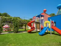 Kolorowy plac zabaw dla dzieci w Alder Resort
