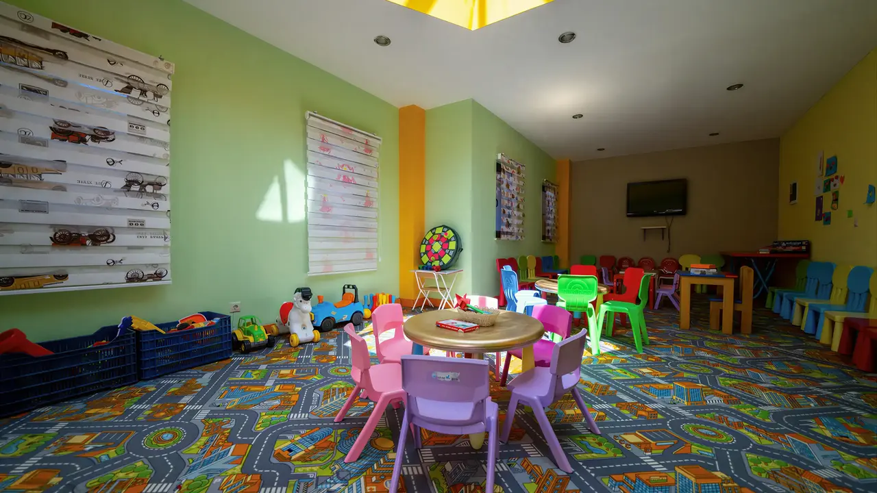 Pokój dla dzieci w Alder Resort z zabawkami