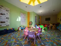 Pokój dla dzieci w Alder Resort z zabawkami