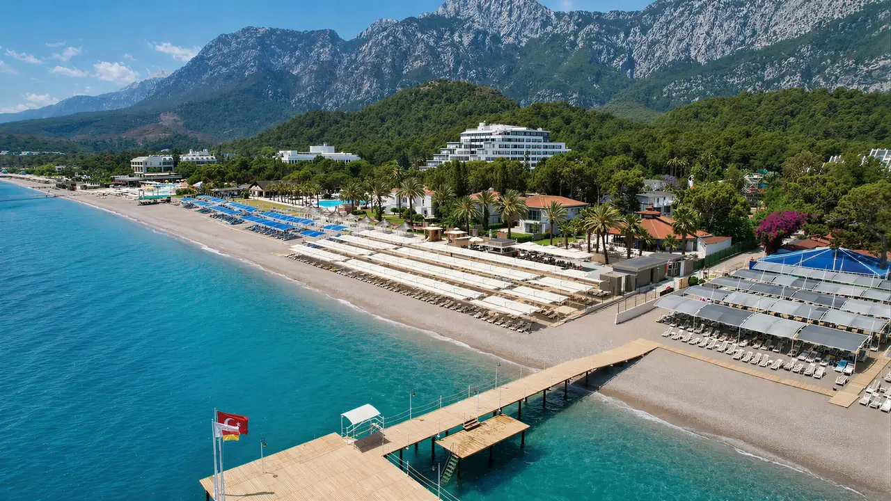 Widok na kompleks Alder Resort przy plaży