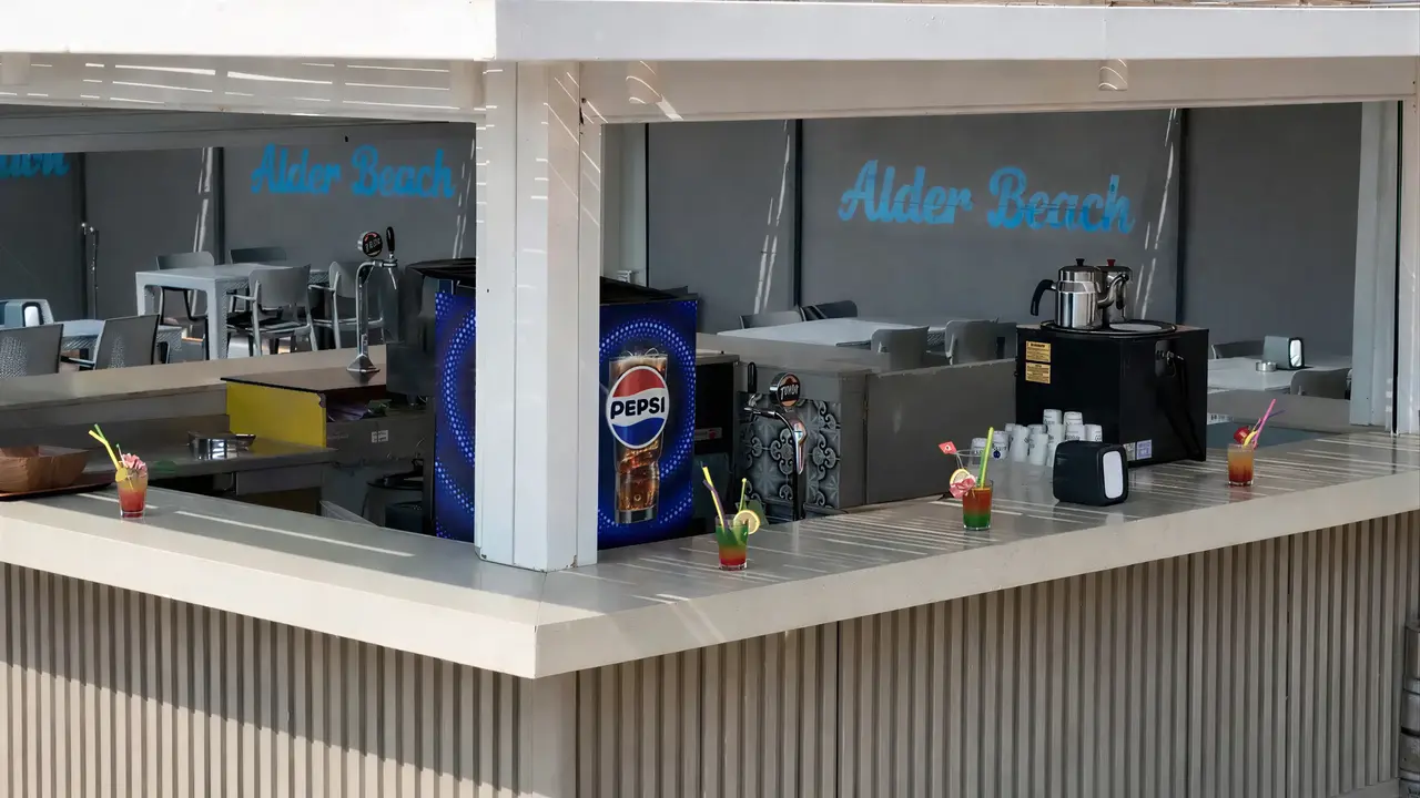 Bar z napojami w Alder Resort