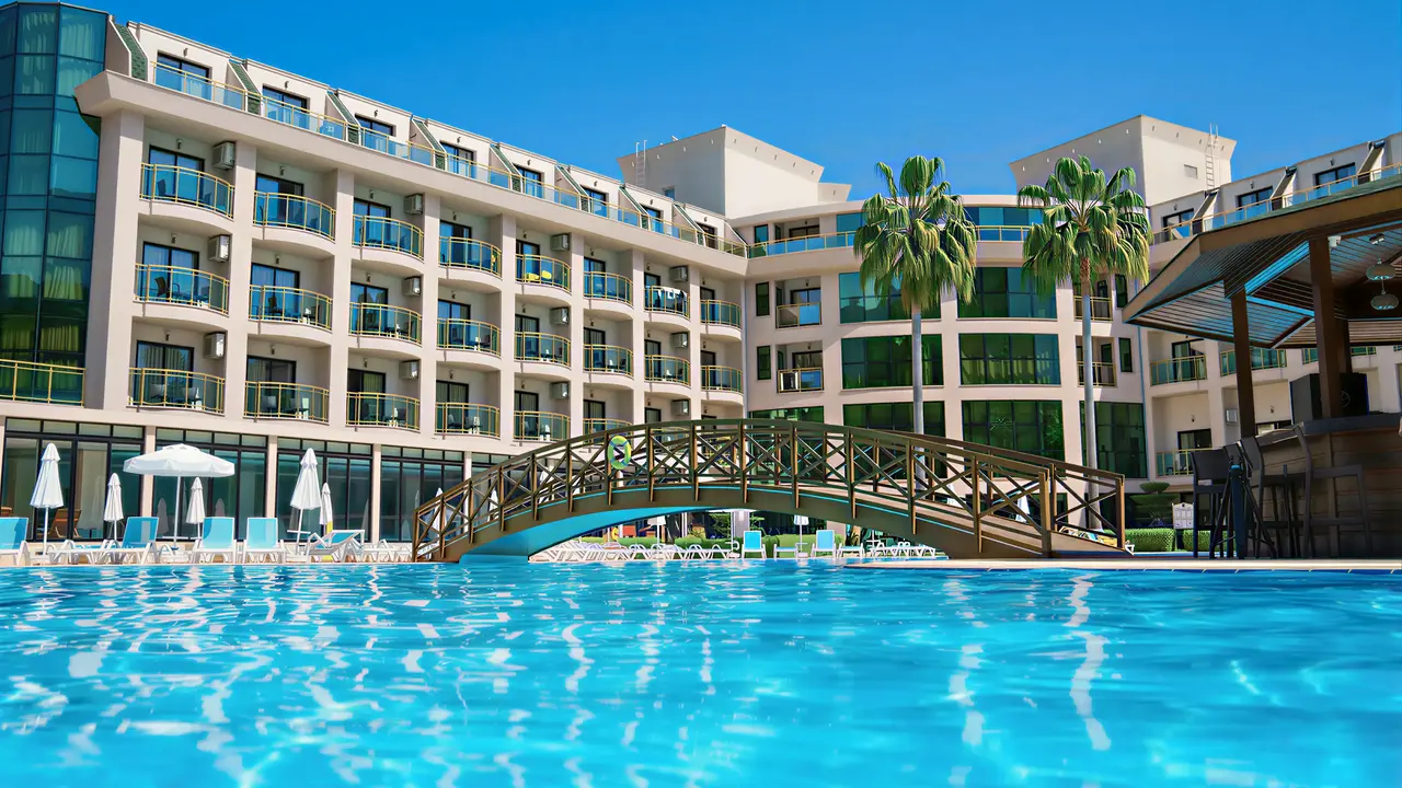 Basen z widokiem na budynek Alder Resort