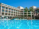 Basen z widokiem na budynek Alder Resort