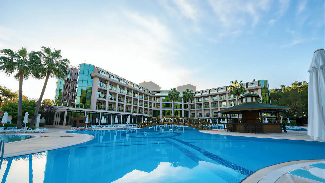 Basen zewnętrzny w hotelu Alder Resort
