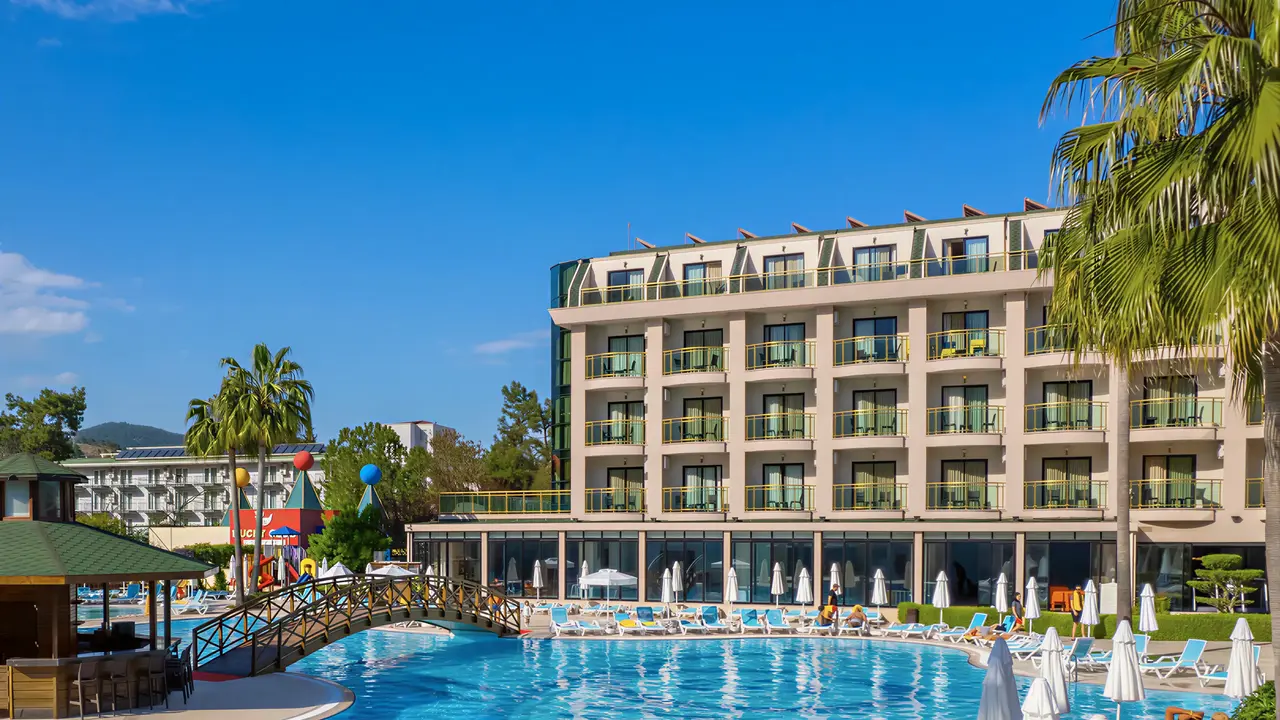 Widok na basen i budynek Alder Resort