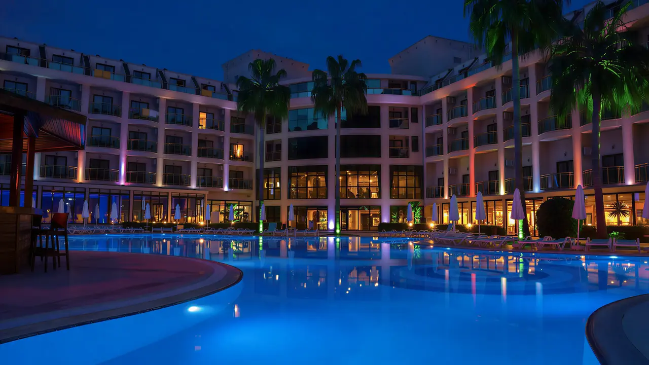 Oświetlony basen w hotelu Alder Resort nocą