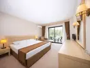 Przytulny pokój z łóżkiem w Alder Resort