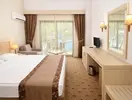 Sypialnia z łóżkiem w Alder Resort