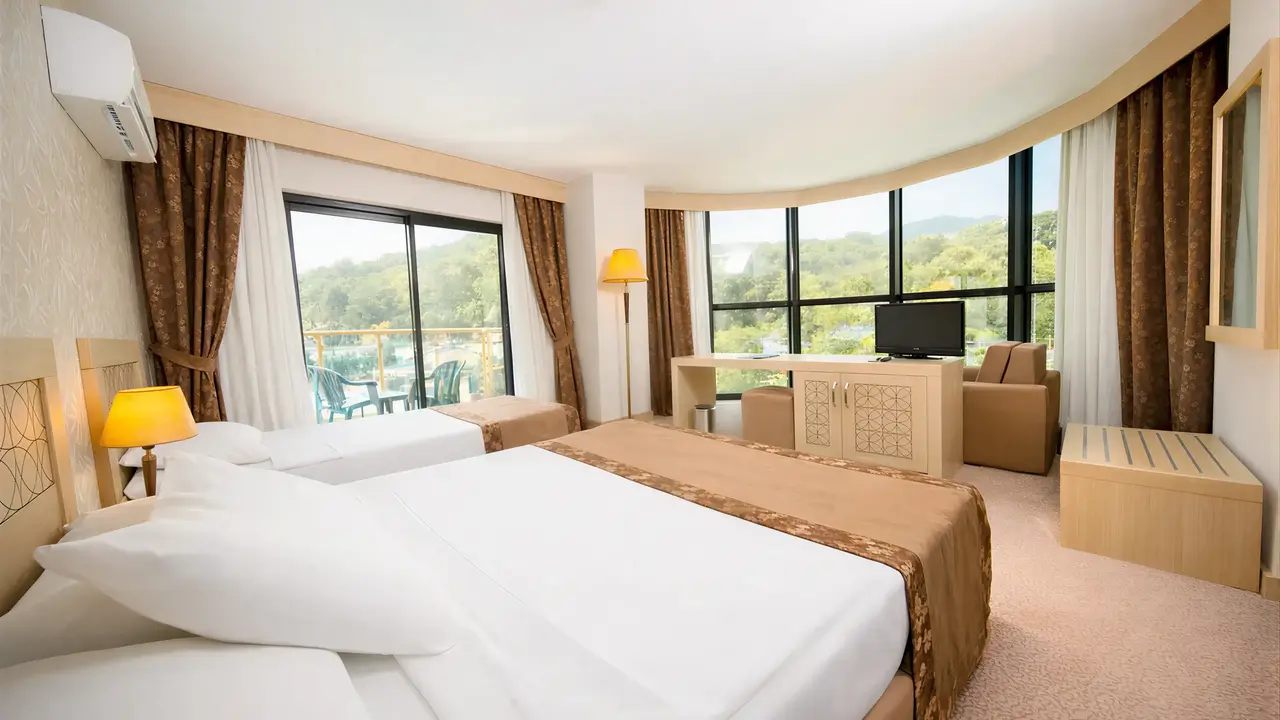 Przytulny pokój z łóżkami w Alder Resort