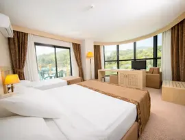 Przytulny pokój z łóżkami w Alder Resort