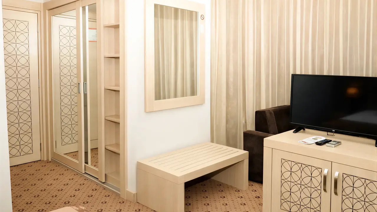Wnętrze pokoju w Alder Resort