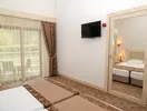 Wnętrze pokoju z łóżkami w Alder Resort