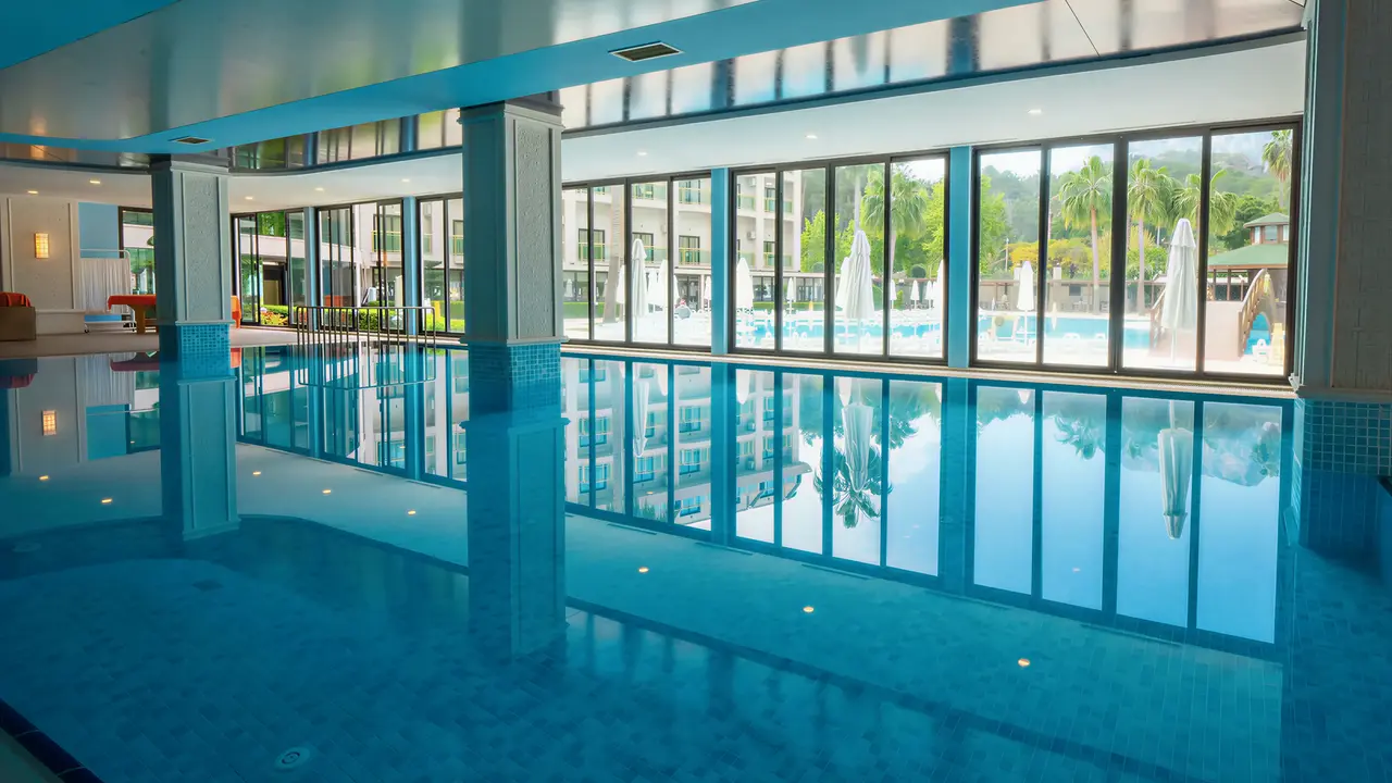 Kryty basen w hotelu Alder Resort