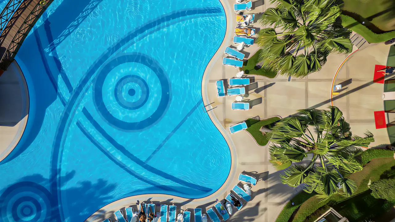 Basen z leżakami w Alder Resort