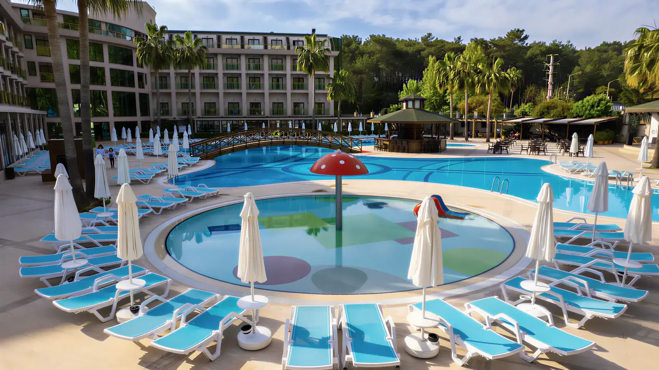 Baseny i leżaki w hotelu Alder Resort