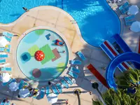 Zjeżdżalnie wodne i basen w Alder Resort